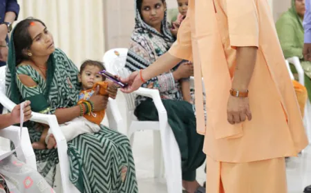 'जनता दर्शन' में सीएम योगी ने पीड़ितों की सुनीं समस्यायें और समाधान के लिए किया आश्वस्त !