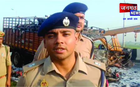 कार और कैंटर की आमने-सामने टक्कर के बाद लगी भीषण आग, चार की जलकर मौत, एक गंभीर