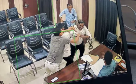 सीतापुर में बीएसए को टीचर ने बेल्ट निकाल कर पीटा,आरोपी मास्टर को किया गया पुलिस के हवाले !