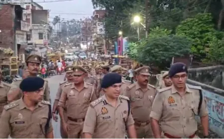गोरखपुर में त्योहारों को लेकर पुलिस का रूट मार्च, एसएसपी ने पैदल गश्त कर सुरक्षा व्यवस्था को परखा !