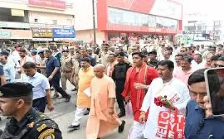 लखनऊ की सड़को पर उतरे सीएम योगी आदित्यनाथ, हजरतगंज बाजार में व्यापारियों और ग्राहकों से किया संवाद !