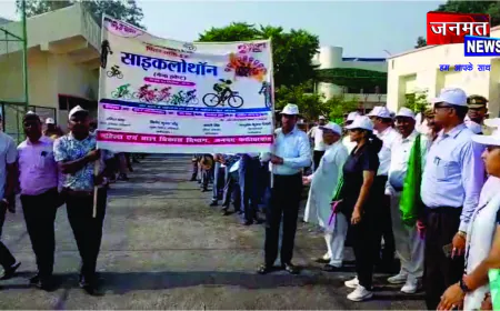 फर्रुखाबाद में मिशन शक्ति के तहत छात्राओं ने निकाली साइकिल रैली, डीएम-एसपी ने दिखाई हरी झंडी