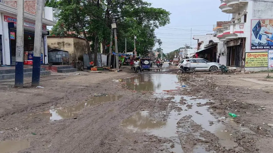 जर्जर सड़क बनी परेशानी, ग्रामीणों ने कराया निर्माण की माँग !