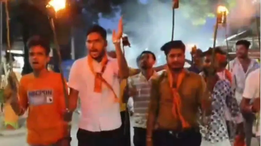 बलरामपुर में ABVP का आक्रोश, मशाल यात्रा निकालकर रामस्वरूप विश्वविद्यालय बंद करने की मांग