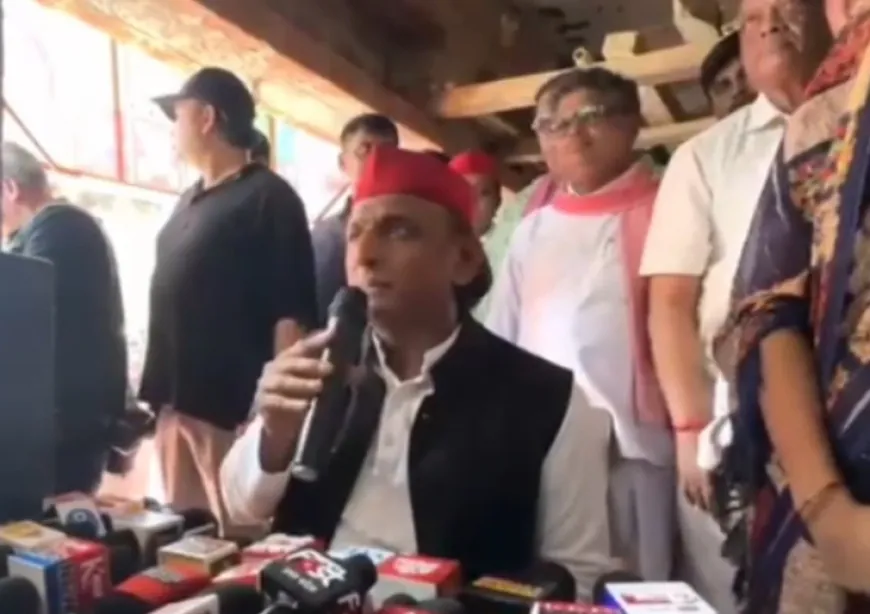 संविदा बिजली कर्मी के घर पहुंचे पूर्व सीएम अखिलेश यादव, परिजनों को दी आर्थिक मदद