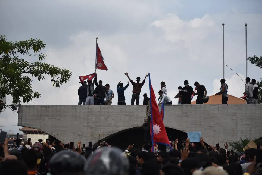 नेपाल में संसद भवन में प्रदर्शन के दौरान 16 लोगो की मौत,200 लोग घायल बताए जा रहे है  !