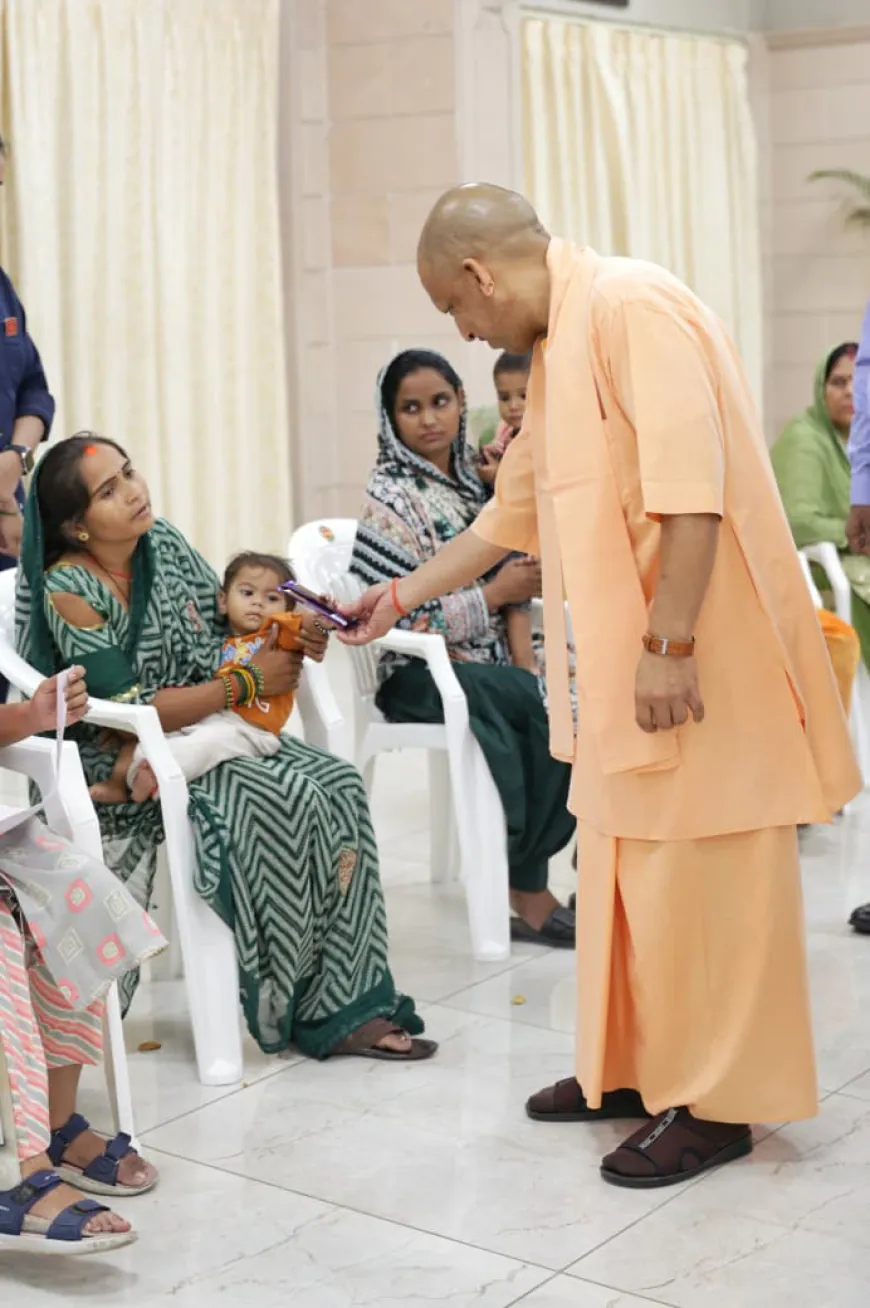 'जनता दर्शन' में सीएम योगी ने पीड़ितों की सुनीं समस्यायें और समाधान के लिए किया आश्वस्त !