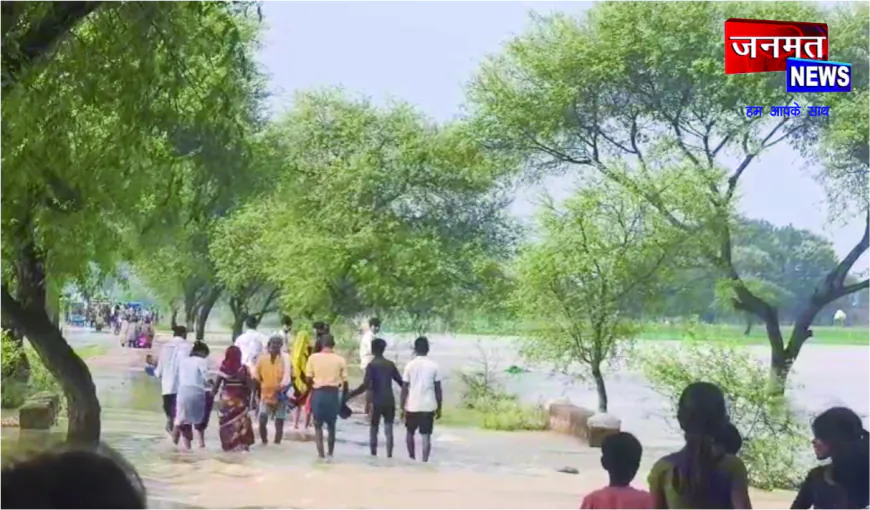 बलरामपुर में पहाड़ी नालों से आई बाढ़, ललिया–हरैया मार्ग पर खतरे के बीच गुजर रहे लोग, प्रशासन से स्थायी समाधान की मांग