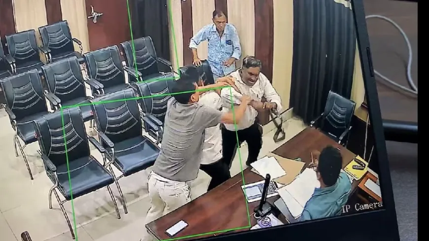 सीतापुर में बीएसए को टीचर ने बेल्ट निकाल कर पीटा,आरोपी मास्टर को किया गया पुलिस के हवाले !