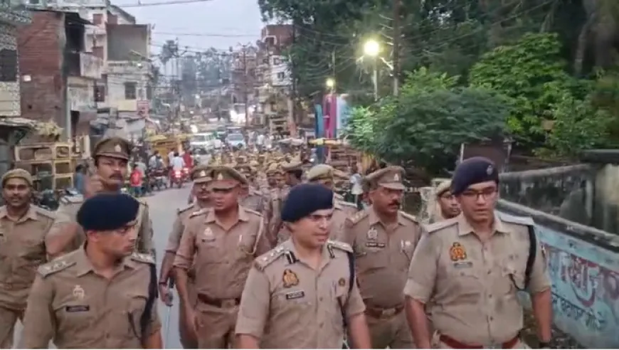 गोरखपुर में त्योहारों को लेकर पुलिस का रूट मार्च, एसएसपी ने पैदल गश्त कर सुरक्षा व्यवस्था को परखा !