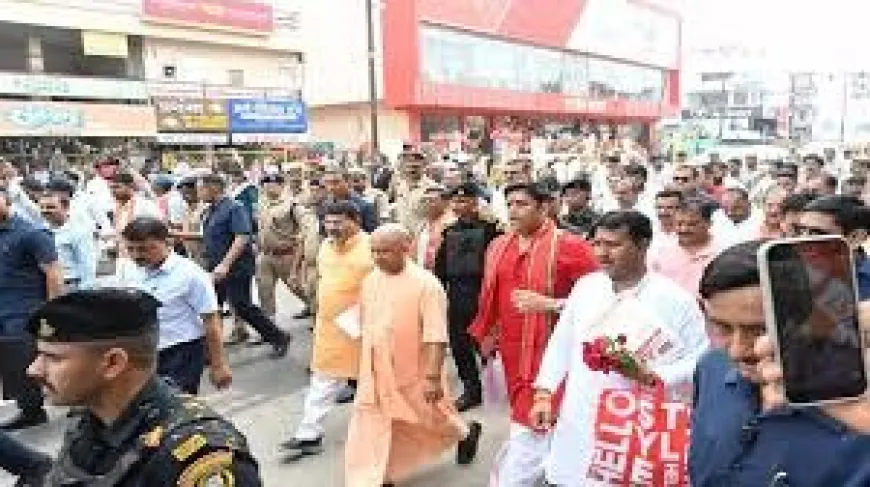 लखनऊ की सड़को पर उतरे सीएम योगी आदित्यनाथ, हजरतगंज बाजार में व्यापारियों और ग्राहकों से किया संवाद !