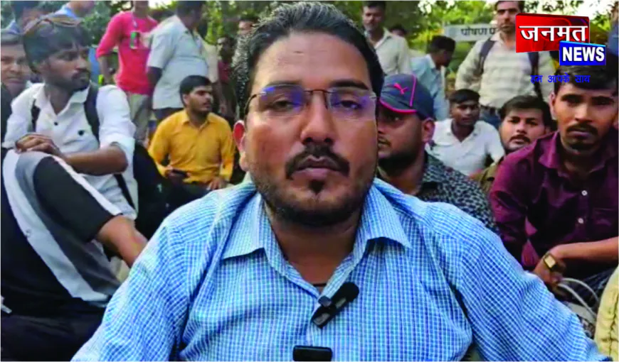 वेतन न मिलने से भड़के मेडिकल कॉलेज के आउटसोर्सिंग कर्मचारी, मुख्य अस्पताल गेट पर धरना-प्रदर्शन