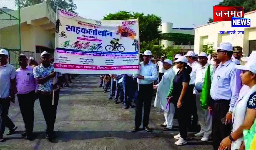 फर्रुखाबाद में मिशन शक्ति के तहत छात्राओं ने निकाली साइकिल रैली, डीएम-एसपी ने दिखाई हरी झंडी