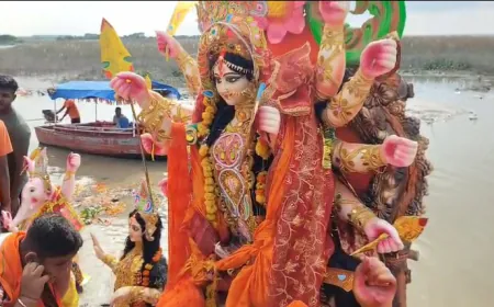 मां दुर्गा की विशाल शोभायात्रा विसर्जन के लिए निकली।