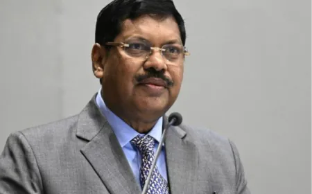 सुप्रीम कोर्ट में भारी हंगामा: CJI बीआर गवई की ओर व्यक्ति ने फेंका सामान, पुलिस ने तुरंत किया गिरफ्तार