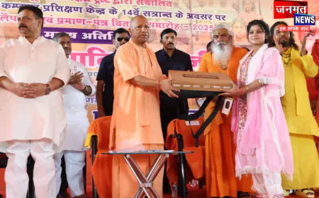 वाराणसी में सीएम योगी बोले — वस्त्र उद्योग से सबसे ज्यादा रोजगार, यूपी बन रहा है टेक्सटाइल हब