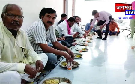 महर्षि वाल्मीकि जयंती पर नगर पंचायत में समरसता भोज का आयोजन, स्वच्छता सेवकों संग जनप्रतिनिधियों ने किया सहभोज