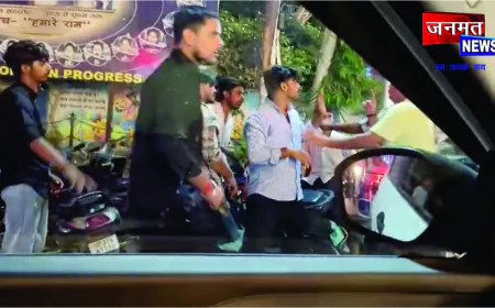 रायबरेली में बीच सड़क पर दो गुटों में जमकर मारपीट, वायरल वीडियो से मचा हड़कंप