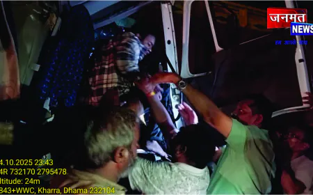 चंदौली में तेज रफ्तार का कहर, खड़ी ट्रक से टकराई ट्रक — क्लीनर की मौत, ड्राइवर गंभीर