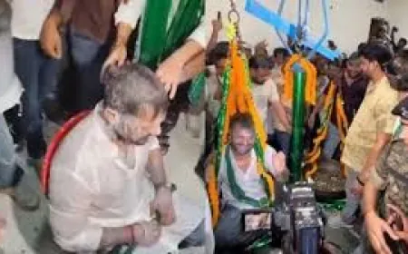 आरजेडी प्रत्याशी खेसारी लाल यादव का छपरा में समर्थकों ने दूध से नहलाया और सिक्कों से तौला !