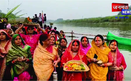 प्रतापगढ़ में व्रती महिलाओं ने उगते सूर्य को अर्घ्य देकर मांगी परिवार की सुख-समृद्धि की कामना
