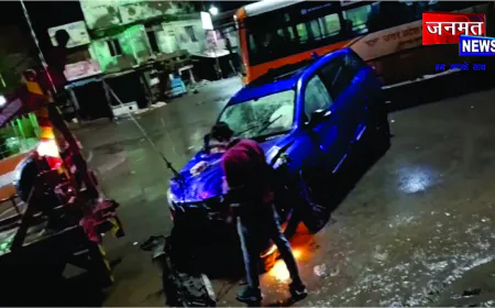 तेज रफ्तार कार मिठाई की दुकान में घुसी, दुकानदार दंपति घायल, कार सवार नशे में धुत