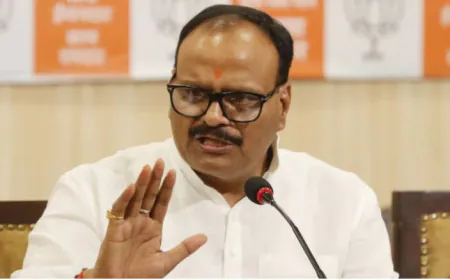 अखिलेश यादव की राजनीति अब हो गयी बनावटी