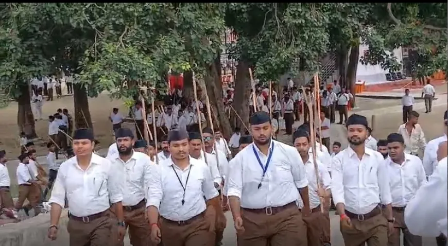 स्थापना दिवस पर स्वयं सेवकों ने निकाला पथ संचलन।