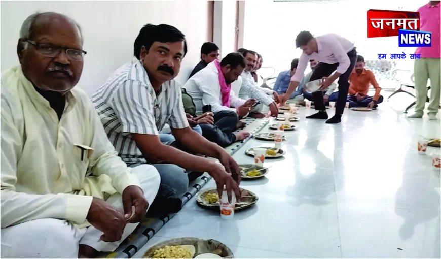 महर्षि वाल्मीकि जयंती पर नगर पंचायत में समरसता भोज का आयोजन, स्वच्छता सेवकों संग जनप्रतिनिधियों ने किया सहभोज