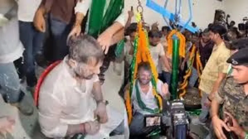 आरजेडी प्रत्याशी खेसारी लाल यादव का छपरा में समर्थकों ने दूध से नहलाया और सिक्कों से तौला !