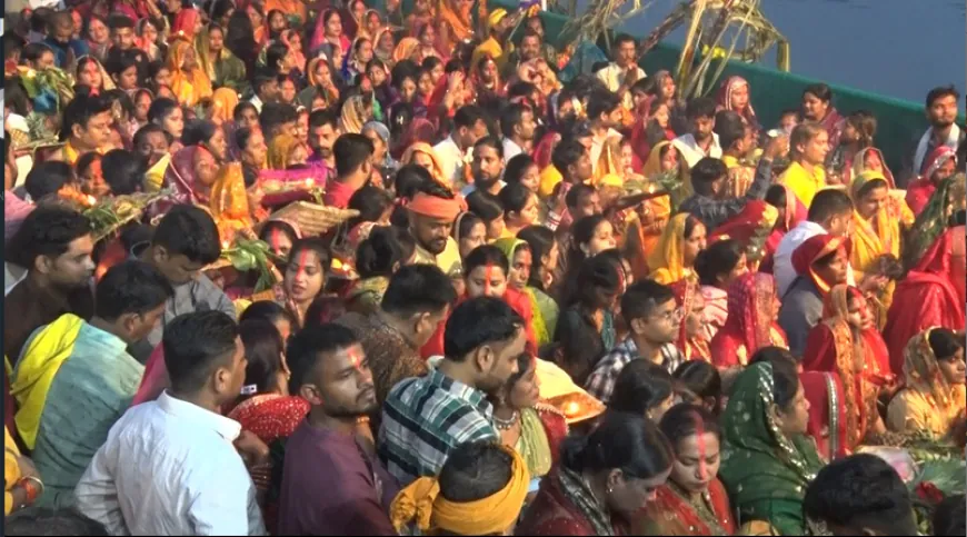 भारी बारिश के बीच सपन्न हुआ छठ महापर्व का समापन,छठ घाट उमड़ा लोगो का सैलाब !