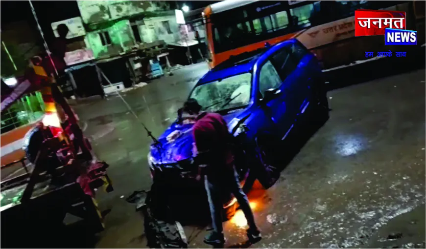 तेज रफ्तार कार मिठाई की दुकान में घुसी, दुकानदार दंपति घायल, कार सवार नशे में धुत