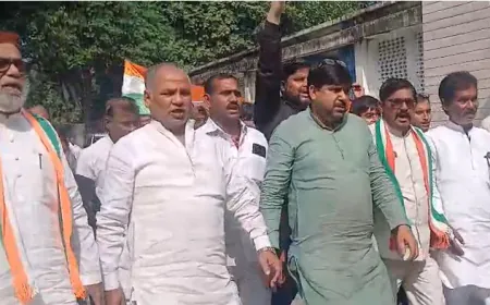 फतेहपुर में कांग्रेस का जोरदार प्रदर्शन,किसानों को मुआवजा दिए जाने की मांग