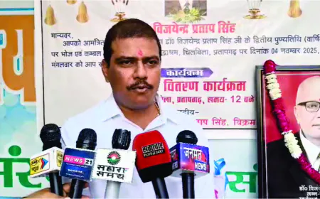 पूर्व प्राचार्य डॉ. विजयेंद्र प्रताप सिंह की द्वितीय पुण्यतिथि पर वृद्धाश्रम में कंबल वितरण