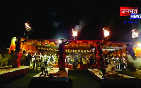 एटा के कालिंदी घाट पर वैदिक मंत्रोच्चार के बीच मां गंगा की भव्य आरती, भक्तिमय माहौल में उमड़ा जनसैलाब