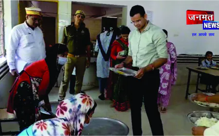 डीएम विपिन कुमार जैन ने आश्रम पद्धति विद्यालय का औचक निरीक्षण कर छात्राओं के साथ किया भोजन