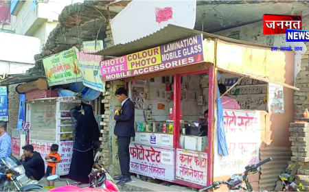 वीर विनय चौराहा बना खतरे का केंद्र, जर्जर खंडहर और अवैध कब्जों से लोगों की जान पर संकट