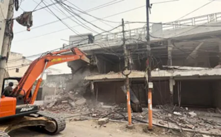 बरेली: मौलाना तौकीर के करीबी आरिफ की मार्केट पर चला बुलडोजर, लोग बोले- मिट्टी में मिला रसूख