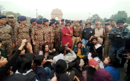 दिल्ली: पुलिस पर मिर्ची स्प्रे छिड़कने में मामले पर एक्शन, दो FIR दर्ज; अब तक 22 गिरफ्तार