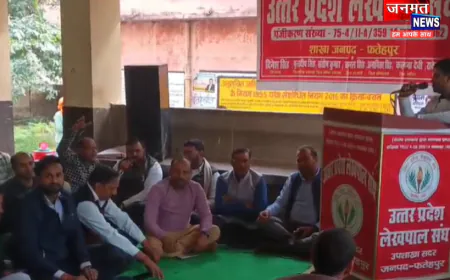 फतेहपुर में लेखपालों का जनपद स्तरीय अनिश्चित कालीन प्रदर्शन, SIR समेत राजस्व संबंधी कार्य हुए ठप