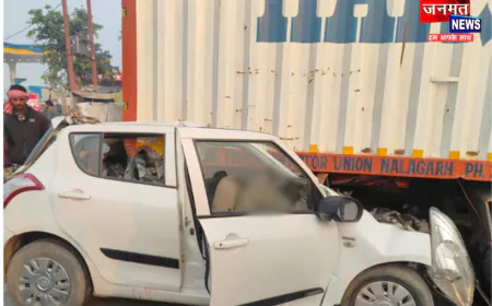 मिर्जापुर में कोहरे का कहर, खड़े ट्रक में घुसी कार के उड़े परखच्चे; पिता-पुत्र समेत चार की मौत