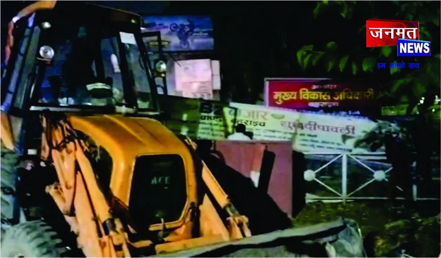 नगरपालिका ने शासनादेश को बताया अवैध, बी-2 बाजार पर चला बुलडोजर, गरीबों का टूटा सपना