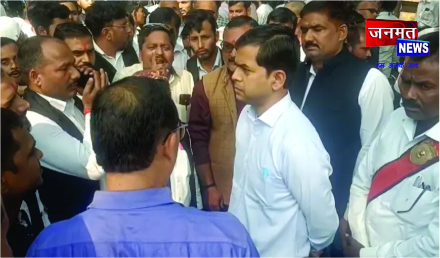 इलाज के दौरान अधिवक्ता की मौत से प्रतापगढ़ में उबाल, न्यायिक कार्यों का बहिष्कार कर अधिवक्ताओं का प्रदर्शन जारी