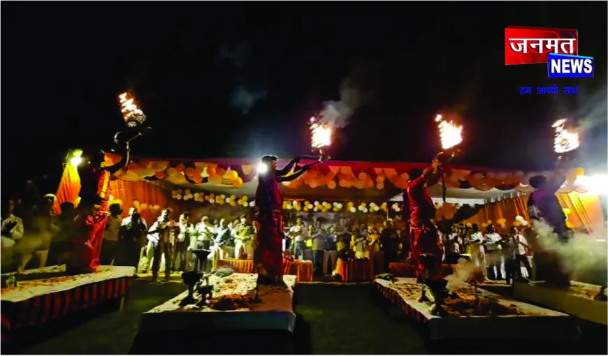 एटा के कालिंदी घाट पर वैदिक मंत्रोच्चार के बीच मां गंगा की भव्य आरती, भक्तिमय माहौल में उमड़ा जनसैलाब