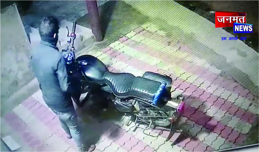 गुलरिहा में चोरों के हौसले बुलंद, मां कृपा गारमेंट्स के बाहर से बुलेट बाइक चोरी