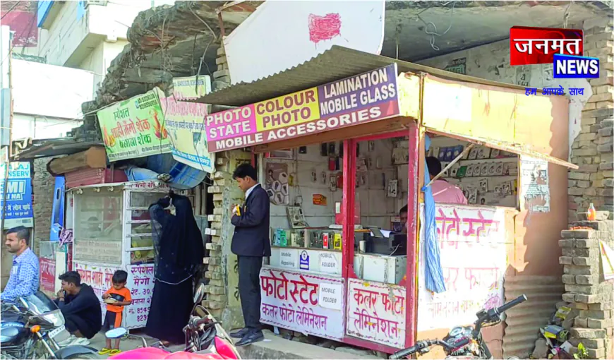 वीर विनय चौराहा बना खतरे का केंद्र, जर्जर खंडहर और अवैध कब्जों से लोगों की जान पर संकट