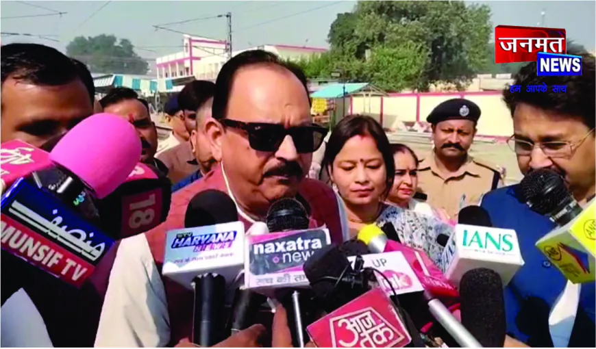 शाहजहांपुर स्टेशन पर वंदे भारत एक्सप्रेस का हुआ भव्य स्वागत, जनप्रतिनिधियों ने हरी झंडी दिखाकर किया रवाना