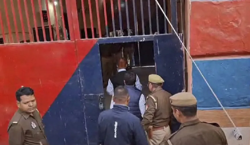 जेल में कुर्सी न मिलने से गुस्साए आजम खां, खराब सेहत का दिया था हवाला; बहन-बेटे से नहीं मिले