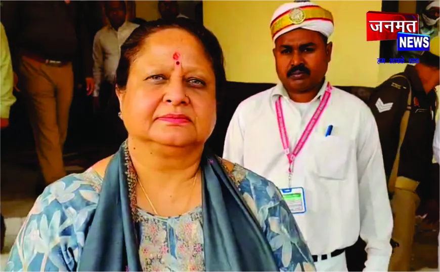 एटा में मंडलायुक्त संगीता सिंह ने की विकास कार्यों की व्यापक समीक्षा, जलेसर के घुंघरू-घंटी उद्योग की सराहना