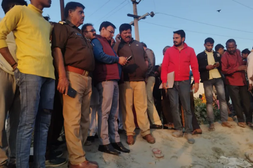 एटा: मिट्टी की ढाय खिसकने से आए मलबे में दबकर महिला की मौत, बुजुर्ग की हालत चिंताजनक